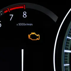 Pomarańczowa, migająca kontrolka check engine na desce rozdzielczej.