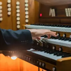 Ile kosztuje organista na ślub? Poznaj ceny i ważne czynniki