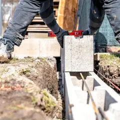 Jaką zaprawą murować bloczki betonowe, aby uniknąć problemów?