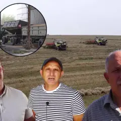 Rolnicy rozmawiają o skupie zboża. W tle kombajny pracują na polu, a przy silosie stoi traktor z przyczepą. Cargill cena.
