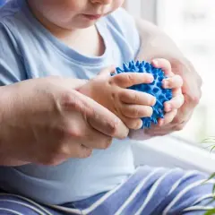 Piłeczki sensoryczne dla niemowląt od kiedy? Kluczowe informacje dla rodziców
