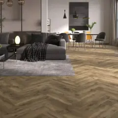 Drewniana podłoga w jodełkę w odcieniu wenge, tworząca ciepłą atmosferę w nowoczesnym salonie z szarą sofą i jadalnią.