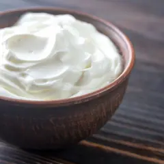 Crème d'Isigny on a wooden table, ready for a delicious crème d'isigny recette.