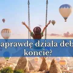 Kobieta na huśtawce w tle balonów na ogrzane powietrze. Tekst: "Jak naprawdę działa debet na koncie?".