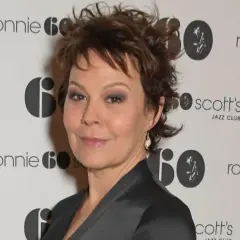 Helen McCrory, znana z filmów i seriali, na tle logo Ronnie Scott's Jazz Club.