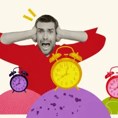 Przerażony mężczyzna z rękami na uszach, otoczony budzikami. Czy to symbol tego, co to znaczy FOMO?