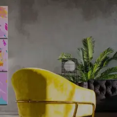 Abstraktes Porträt einer Frau in leuchtenden Farben auf einem Triptychon-Bild, das in einem modernen Wohnzimmer hängt.
