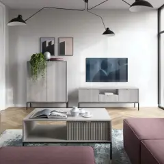 Nowoczesne oświetlenie ściany z telewizorem, z czarnymi lampami i minimalistycznymi meblami.