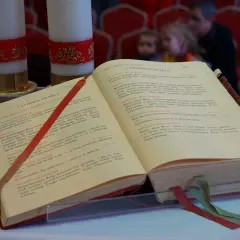 Księga liturgiczna z zaznaczonymi wstążkami, z tekstem modlitw i antyfon. Widoczny imprimatur, świadczący o zatwierdzeniu tekstu przez władze kościelne.