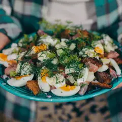 En härlig matjessill sallad med ägg, dill och knäckebröd. Perfekt för midsommar eller som en del av ett smörgåsbord. Ett enkelt matjessill recept att prova!