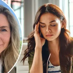Fina Josefin, en kvinna med blont hår och blå ögon, ler mot kameran. Bredvid henne sitter en kvinna med mörkt hår och sluten blick, med handen mot tinningen.