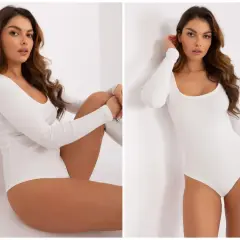 Kobieta w białym, prążkowanym body z długim rękawem. To idealne co to body na co dzień i na specjalne okazje.