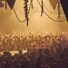 Folla in delirio all'Amnesia Ibiza, la capienza è al massimo. Luci soffuse e mani alzate in un'atmosfera elettrica.