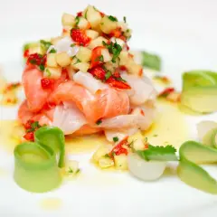 Świeże ceviche z łososia z awokado, kolendrą i pikantnym sosem.