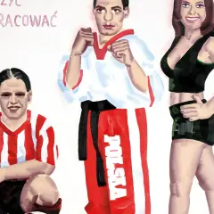 Obraz Marcina Maciejowskiego: trzej ludzie w strojach sportowych, jeden w biało-czerwonej koszulce, drugi w stroju do walki z napisem "Polska", trzecia w krótkiej, czarnej sukience.