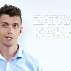 Mężczyzna z niebieskimi oczami i pytaniem "Zatkało kakao?" na białym tle. Może to być zapowiedź przykładów ciętych ripost.