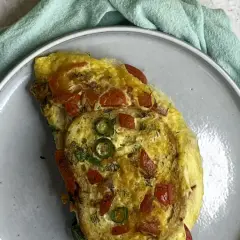 Kolorowy omlet z papryką i szczypiorkiem, idealny przepis na szybkie śniadanie.