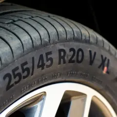 Opona z oznaczeniem 255/45 R20 V XL. XL oznacza "Extra Load", czyli wzmocnioną konstrukcję opony.
