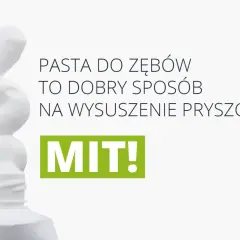 Wytłoczona z tubki biała pasta do zębów w kształcie spirali, obok napisu "MIT!".