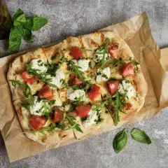 Z czym zrobić pizzę? Inspiracje od klasyki po wegańskie hity