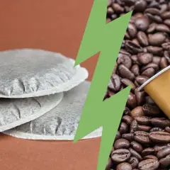 Differenza tra cialde ESE e capsule: da un lato cialde in carta, dall'altro una capsula dorata tra chicchi di caffè.