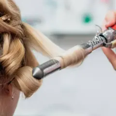 Czym utrwalić fryzurę, aby uniknąć jej opadania i cieszyć się trwałością?