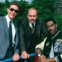 Gliniarz z Beverly Hills obsada: Eddie Murphy, Judge Reinhold i John Ashton pozują do zdjęcia.