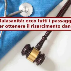 Martelletto da giudice e camice blu, simboli di malasanità e del rischio clinico. Testo: "Mala sanità: ecco tutti i passaggi per ottenere il risarcimento danni".