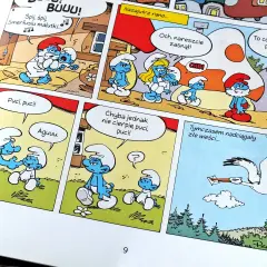 Fragment komiksu ze Smerfami: Papa Smerf usypia Smerfusia, inne Smerfy rozmawiają, a bocian niesie list.