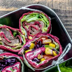 Bunte Wraps mit Gemüse und Avocado sind ein leckeres und gesundes Mittagessen für die Arbeit.