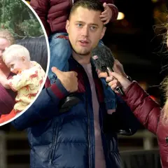 Per Skoglunds familj njuter av en hästupplevelse. En kvinna med ett barn på armen ler mot en brun häst.