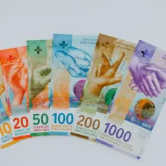 Szwajcarskie franki, waluta Liechtensteinu, w różnych nominałach: 10, 20, 50, 100, 200 i 1000.