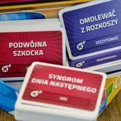 Karty do gry z hasłami: "Podwójna Szkocka", "Omdlewać z Rozkoszy", "Syndrom Dnia Następnego". Różne czółko kategorie.