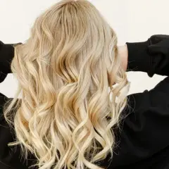 Blond włosy, zadbane dzięki lanolinie, lśnią i są miękkie.