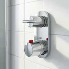 Mitigeur thermostatique de douche moderne, idéal pour changer votre ancien système et profiter d'une température parfaite.
