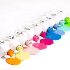 Kolorowe lakiery Molly Nails wylewają się z buteleczek, tworząc tęczowe plamy. Hema free co to znaczy? To bezpieczeństwo dla Twoich paznokci!