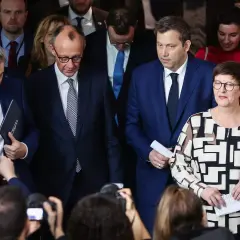 Politiker der CDU und SPD im Gespräch. Mögliche Koalition wird diskutiert.