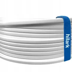 Biały ydyp zwinięty w krąg, zabezpieczony niebieską opaską z logo "hilark".