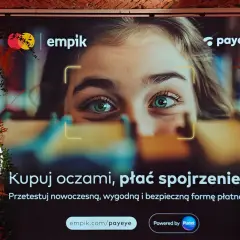 Reklama Empiku z hasłem "Kupuj oczami, płać spojrzeniem". Pokazuje zbliżenie na zielone oczy młodej kobiety, sugerując innowacyjne metody płatności Payeye.