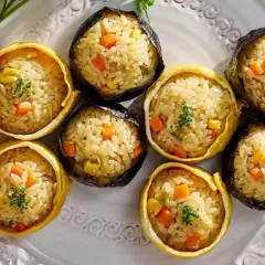 Små risbollar med grönsaker, inslagna i omelett eller sjögräs. Perfekt för nya, spännande risrecept!
