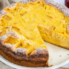 Ein saftiger Apfelkuchen, bestäubt mit Puderzucker. Dieses Apfelkuchen Rezept ist ein Genuss!