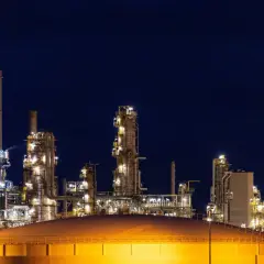 Industriekomplex bei Nacht, beleuchtet. Ein Symbol für Energie und den iShares Oil & Gas Exploration & Production UCITS ETF.