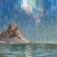 Bergig kustlinje under norrsken, en vy som prins Eugens konstnärliga blick skulle uppskatta. Vatten reflekterar himlens magiska ljus.