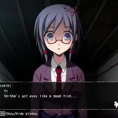 Dziewczyna z okularami i gwiazdką we włosach, w mrocznym pokoju. W tle tekst: "Sh-She's got eyes like a dead fish...", sugerujący klimat corpse party.