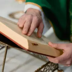 Co to jest modlitwa powszechna i dlaczego jest tak ważna w liturgii