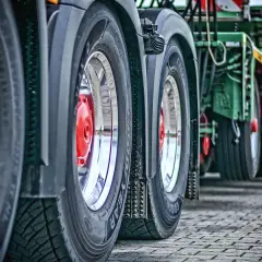 Stawki za kilometr w spedycji: Ile naprawdę kosztuje transport?