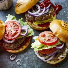 Co pasuje do hamburgera? Klasyczne i nietypowe dodatki