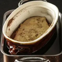 Préparation du foie gras en cuisson bain-marie, prêt pour la chaleur tournante.