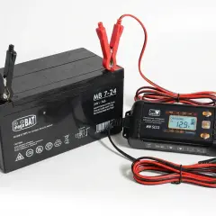 Ładowarka MW SCCD podłączona do akumulatora Mega Bat. Wyświetlacz pokazuje 12.9V, co pozwala ocenić, ile wytrzymuje akumulator.