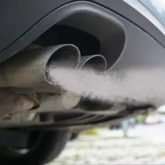 Dym z rury wydechowej? Rozszyfruj kolory spalin i uniknij awarii
